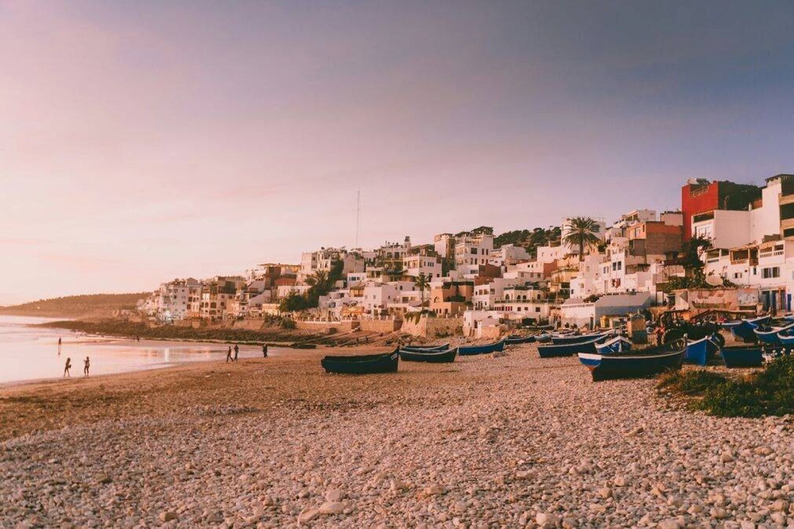 Le village et la baie de Taghazout dans la lumière du matin